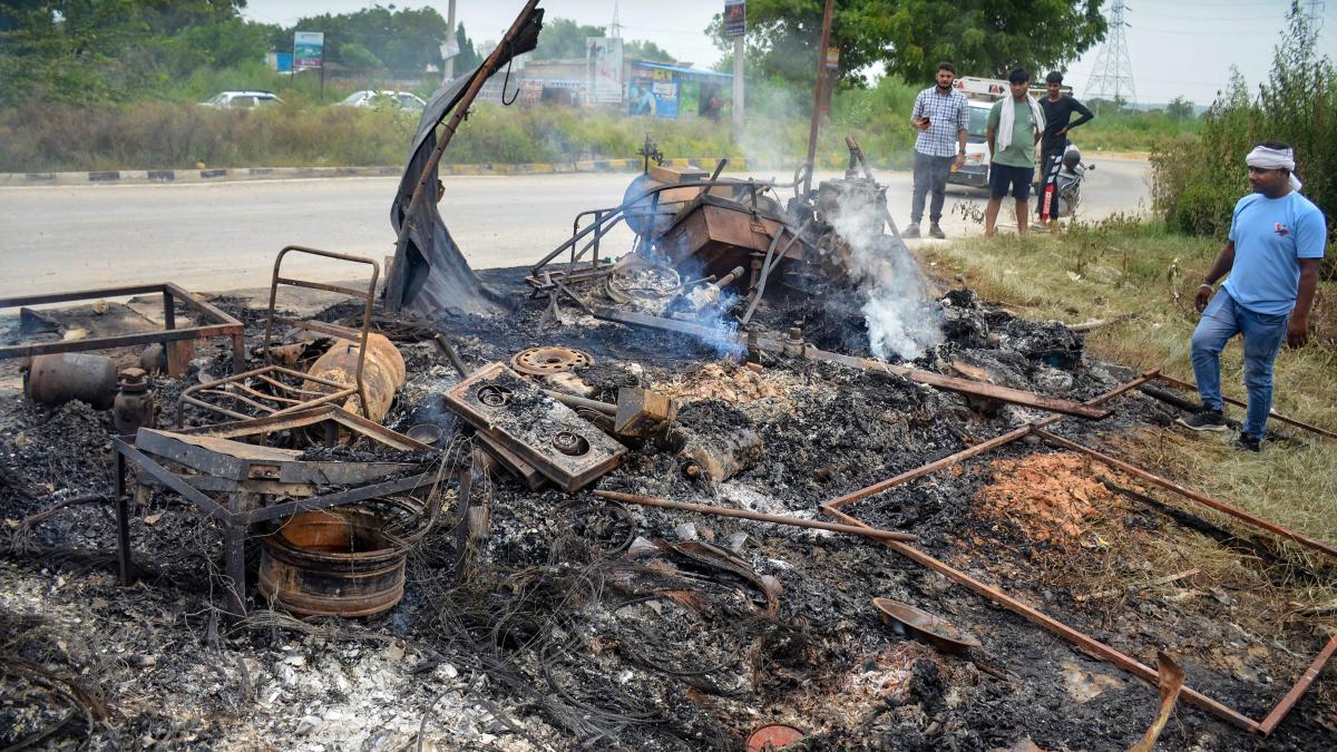 नूंह जिले में जली हुई एक दुकान