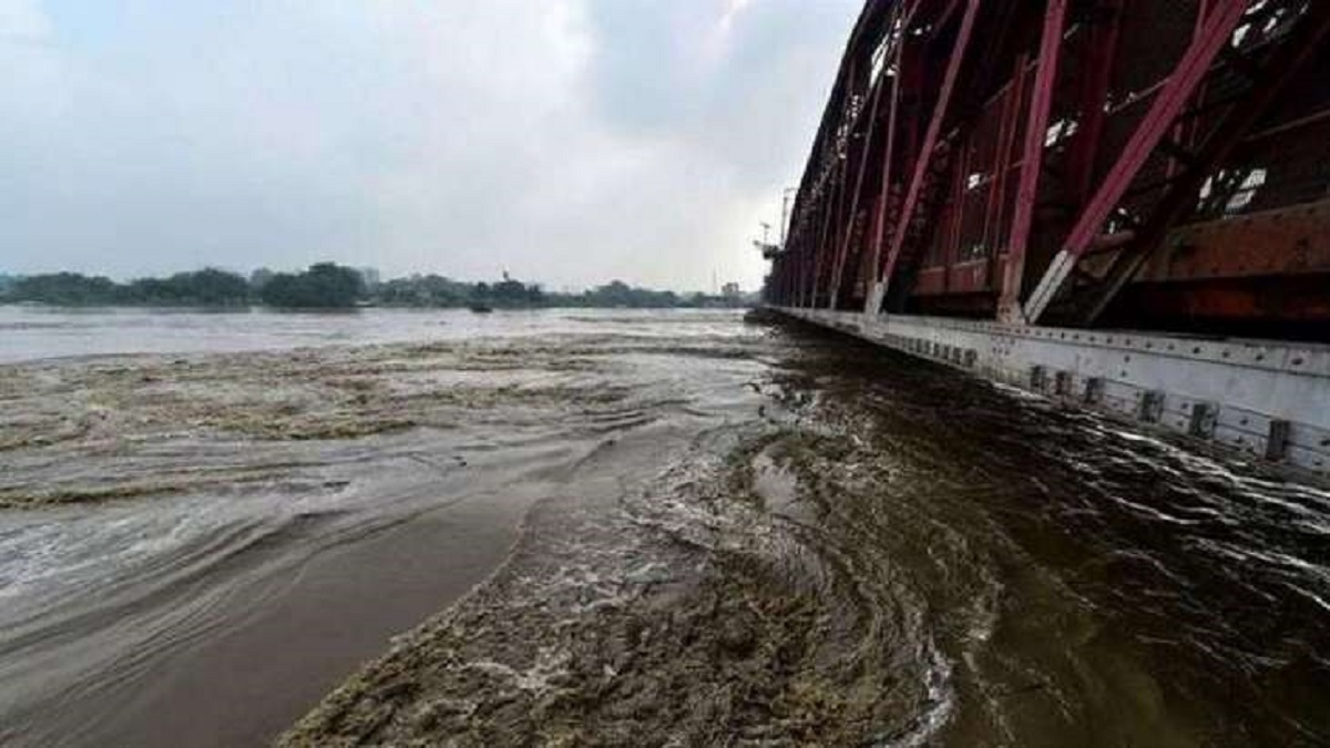 [दिल्ली में यमुना नदी के अतिप्रवाह की छवि]